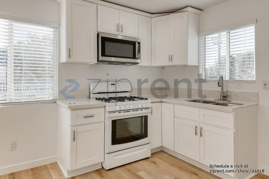 Building Photo - Unit A