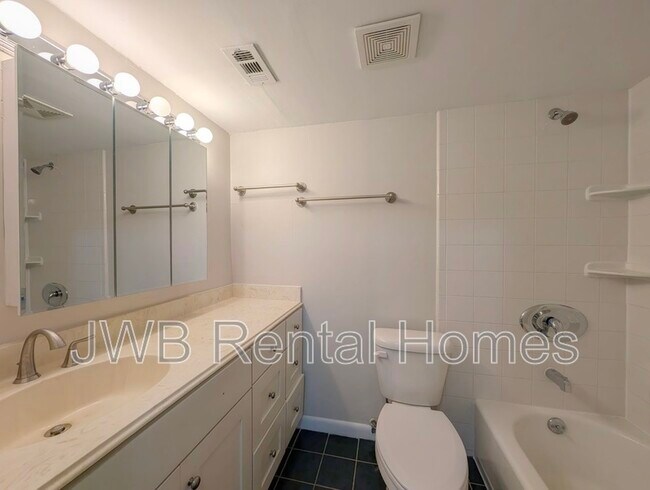 Building Photo - 1000 3rd St