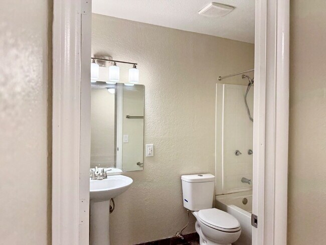 Building Photo - 2BR condo convenient location