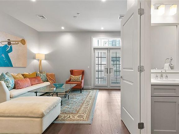 Building Photo - 731 St Charles Ave