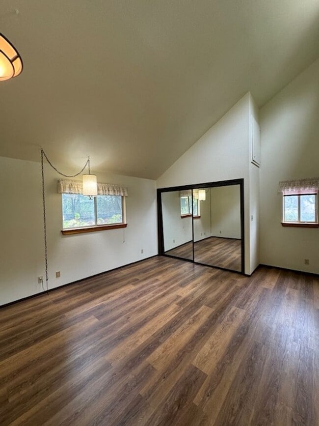 Building Photo - 2437 Ridgewood Dr