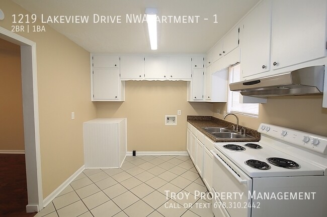 Building Photo - 1219 Lakeview Dr NW