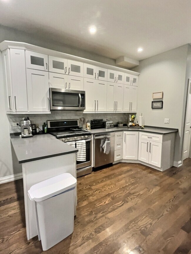 Building Photo - 2538 N Southport Ave