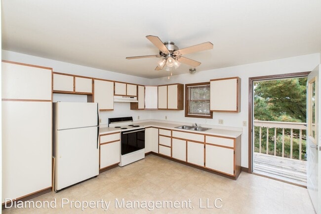 Building Photo - 2956 Hickory Dr