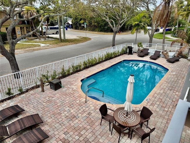 Building Photo - 510 NE 17th Ave