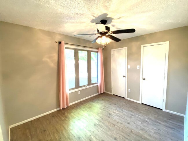 Building Photo - 9818 Jordan Ave