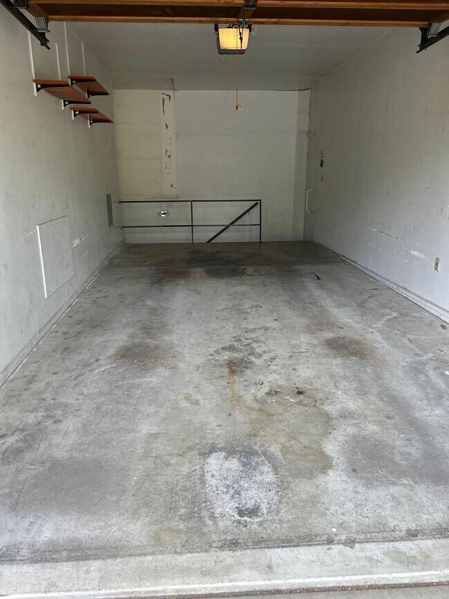 Building Photo - Houk Duplex
