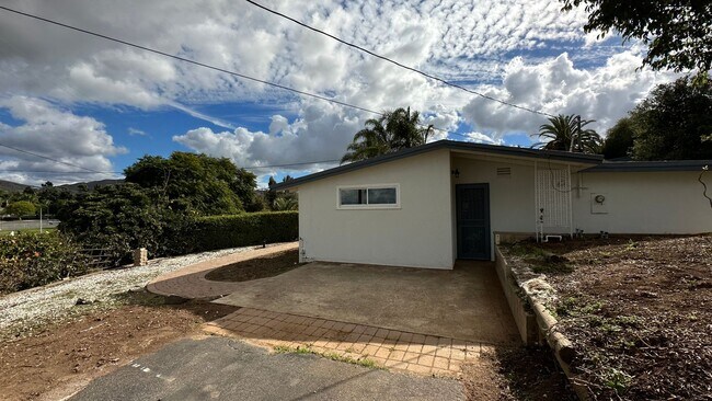 Building Photo - Remodeled 3 bd in Vista with large garage