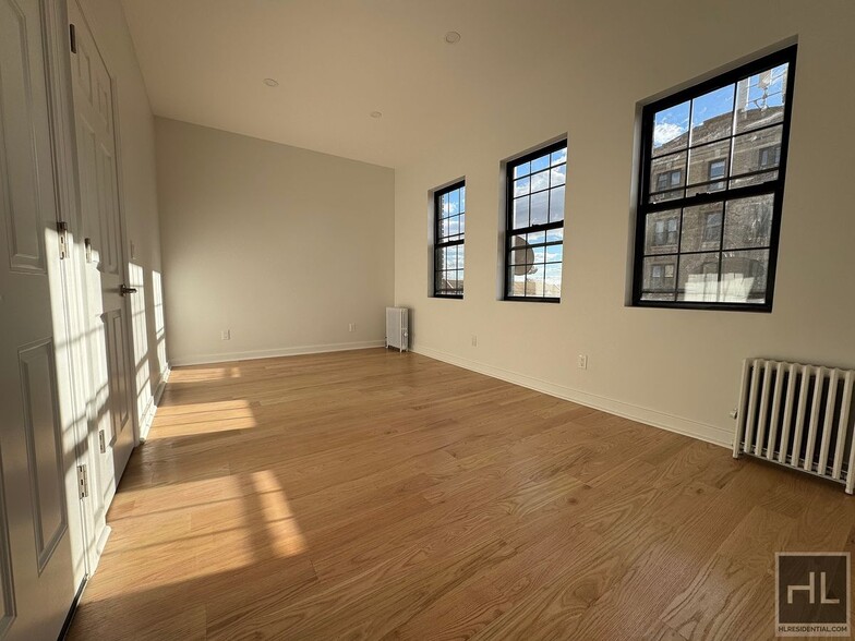 Building Photo - 31 AVENUE