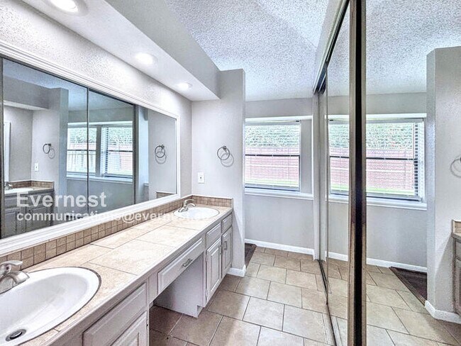 Building Photo - 2734 Indian Trail Dr
