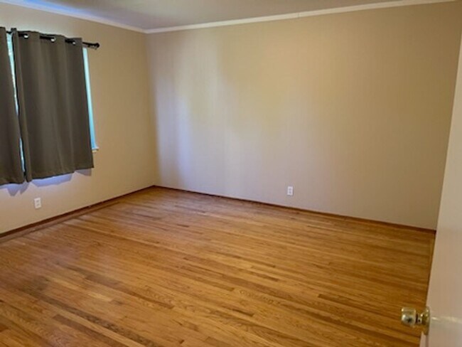 Building Photo - Lovely 3 Bedroom with spacious yard. Great location!