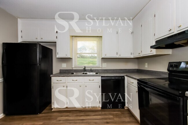 Building Photo - Welcome home to this stunning 3 bedroom, 2 bathroom brick home