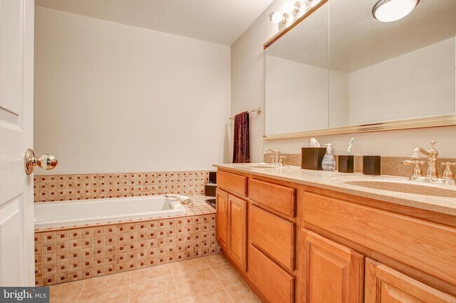 Building Photo - 9700 Whitley Park Pl