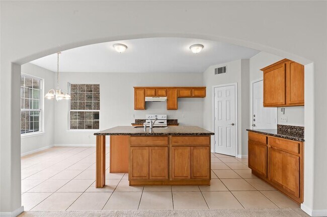 Building Photo - 4444 Victory Dr