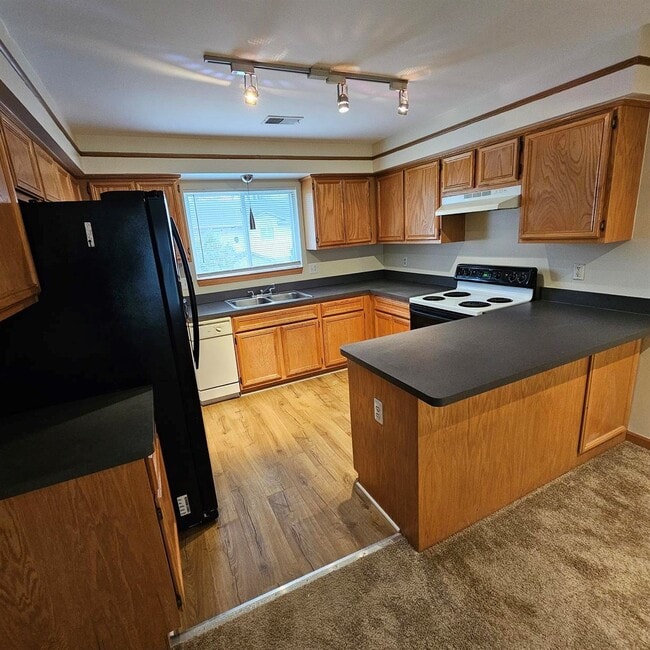 Building Photo - 2 Bedroom Upper Condo w/ Modern Lighting F...