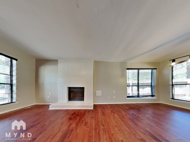 Building Photo - 102 Summer Crest Cir