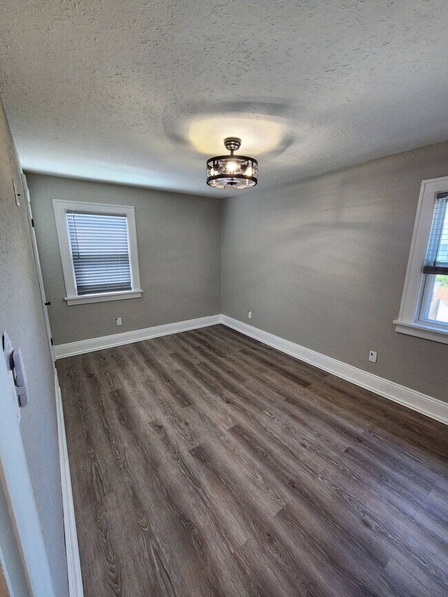 Building Photo - Newly Renovated 3-Bedroom Property in Prim...