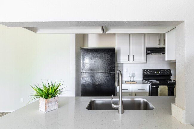 Building Photo - Leander