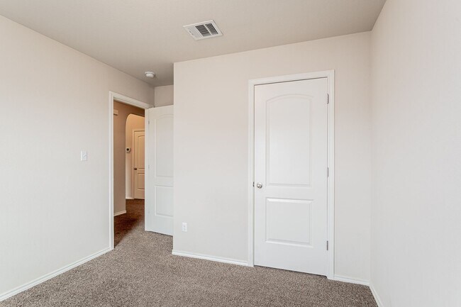 Building Photo - 3 Bedrooms, 2.5 Bathrooms – Stylish and Co...
