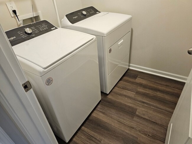 Building Photo - Like-New townhome in Concord