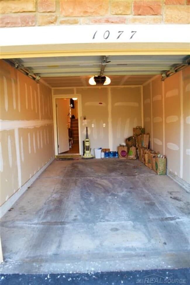 Building Photo - 1077 Foxboro