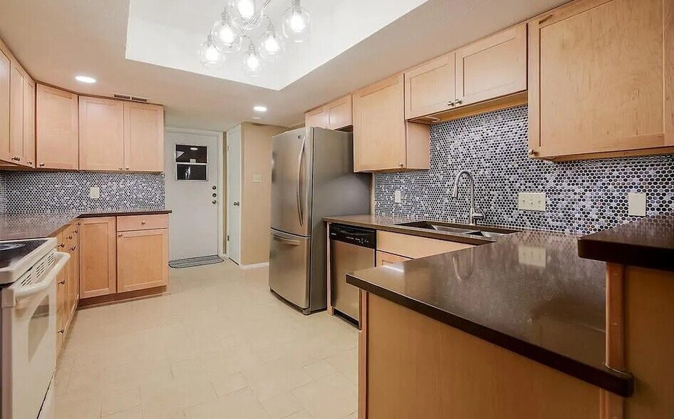 Building Photo - 8905 Trone Cir