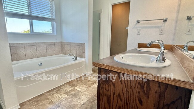 Building Photo - 3783 Pandion Dr