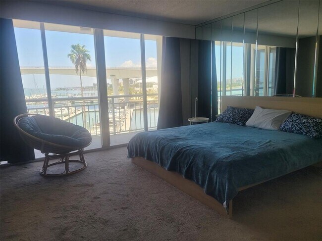 Building Photo - 100 Pierce St