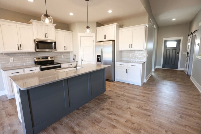 Building Photo - Luxury Townhome