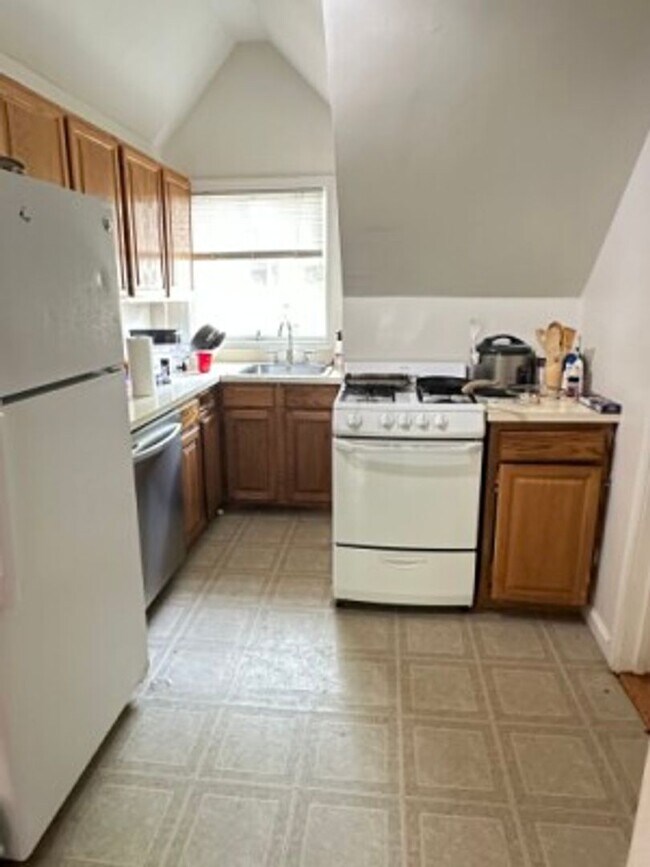 Building Photo - BC / Cleveland Circle 10 Bed/3.5 Bath House on Orkney Rd for September 2026