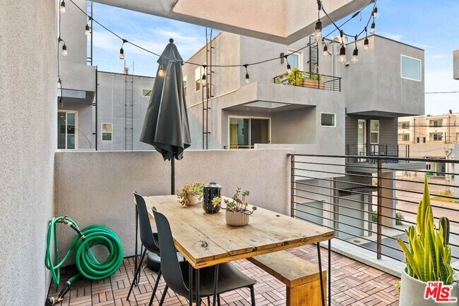 Building Photo - 3034 1/4 N Coolidge Ave