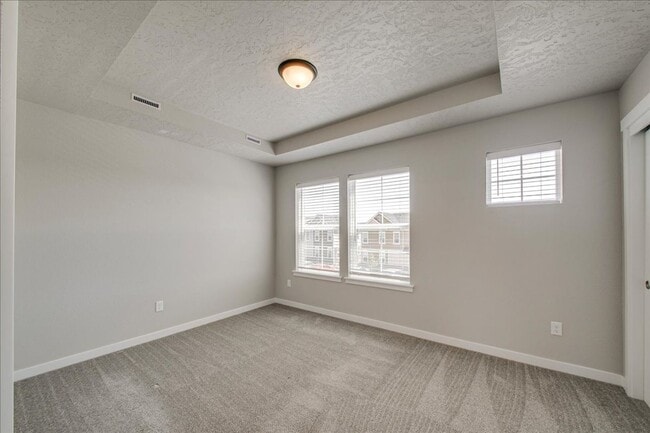 Building Photo - Cute Townhome in SW Boise