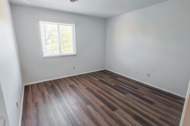 Building Photo - 3 BEd CONDO, NO DEPOSIT AND WATER INCLUDED...