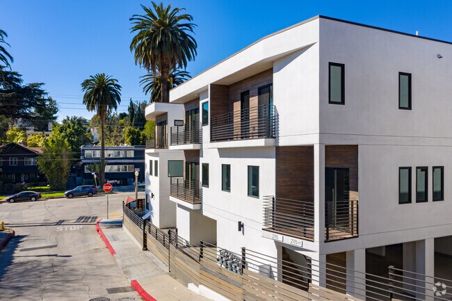 Building Photo - 2117 Beachwood Ter