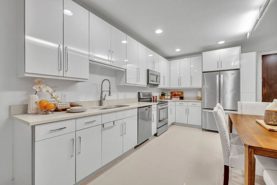 Stainless-steel appliances - 438 W Swoope Ave