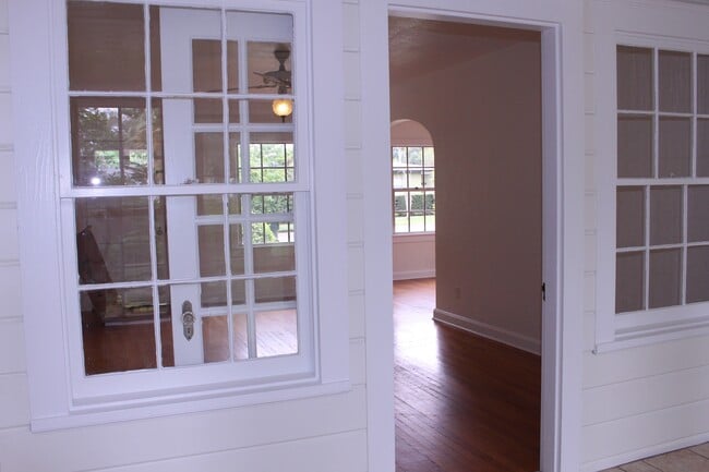 Building Photo - 1411 E Kaley St