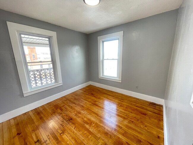 Building Photo - 12 Birch St