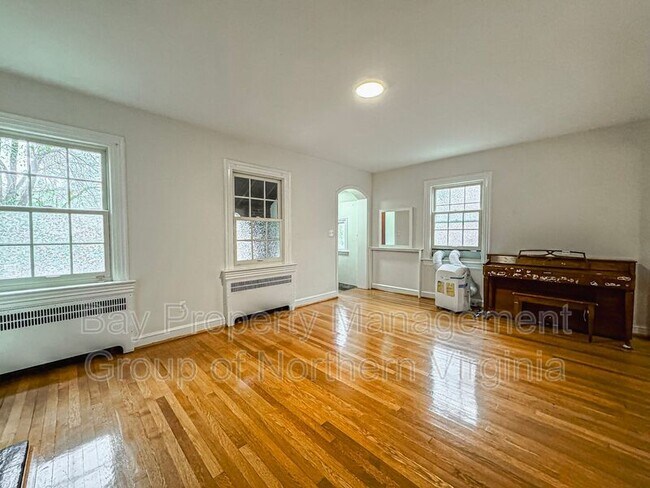 Building Photo - 4412 Volta Pl NW