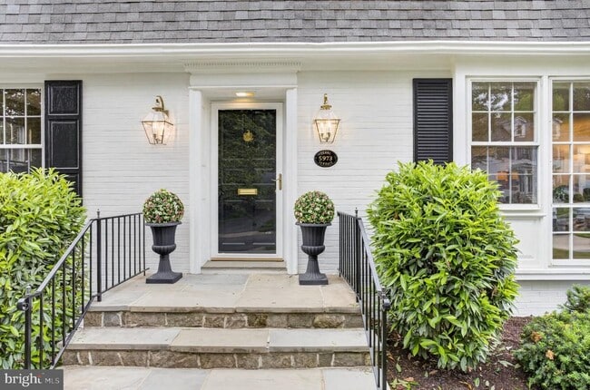 Building Photo - 5973 Searl Terrace