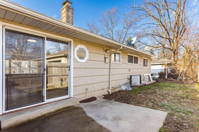 Building Photo - 4232 Eastlea Dr