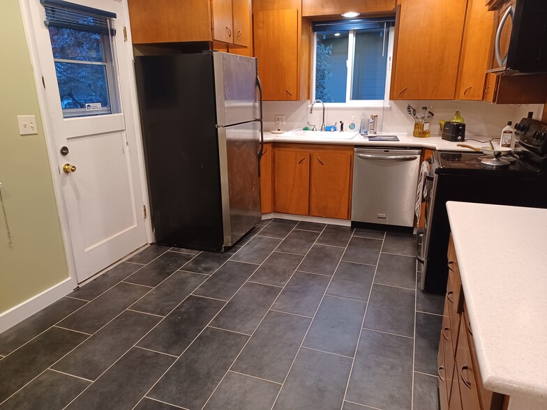 Shared kitchen - 4719 SW Findlay St