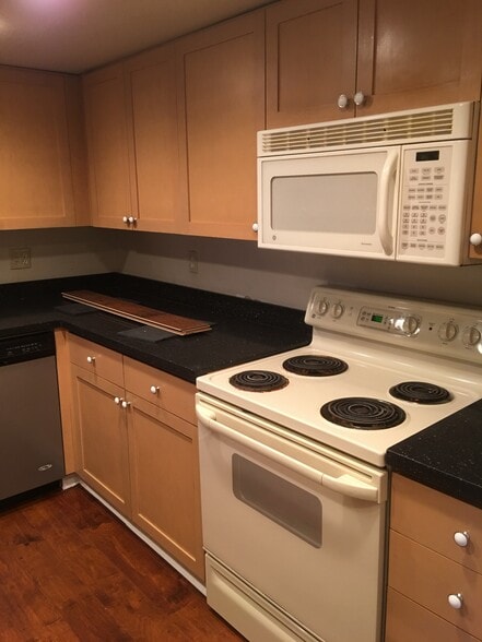 Kitchen - 10424 NE 32nd Plz