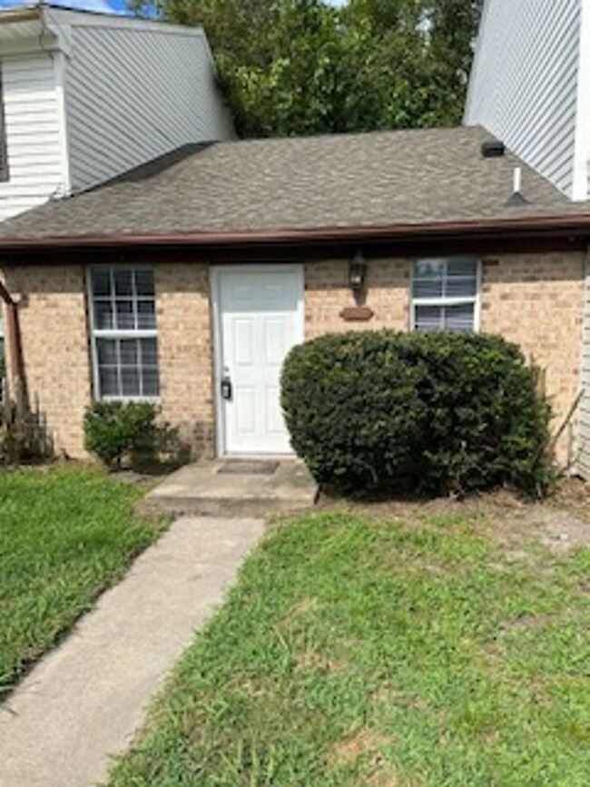 Building Photo - Single-Level Townhouse with Fenced Backyard