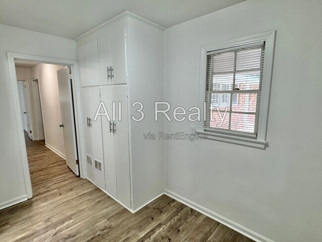Building Photo - 2557 Woodley Rd