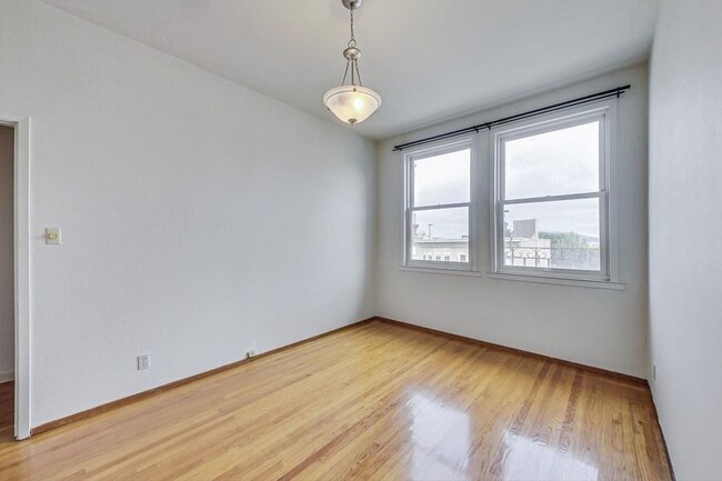 Building Photo - Spacious 1BD/1BA with Hardwood Floors