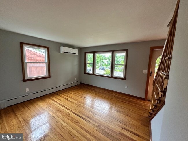 Building Photo - 320 Barclay Ave