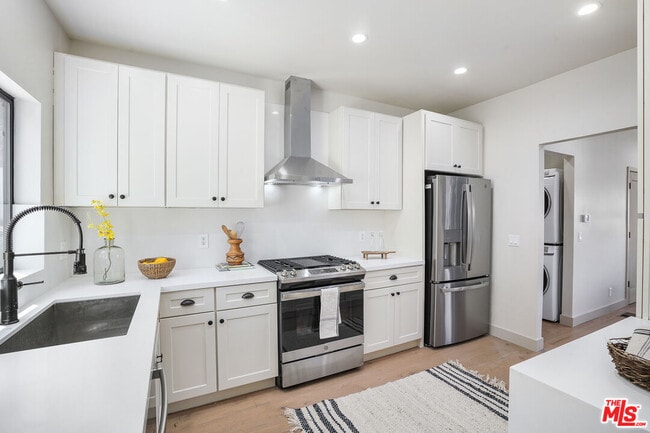 Building Photo - 976 Hyperion Ave