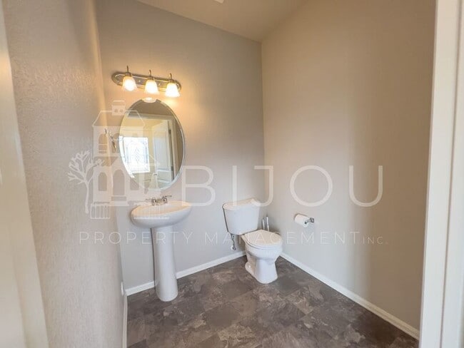 Building Photo - 1822 Final View Aly