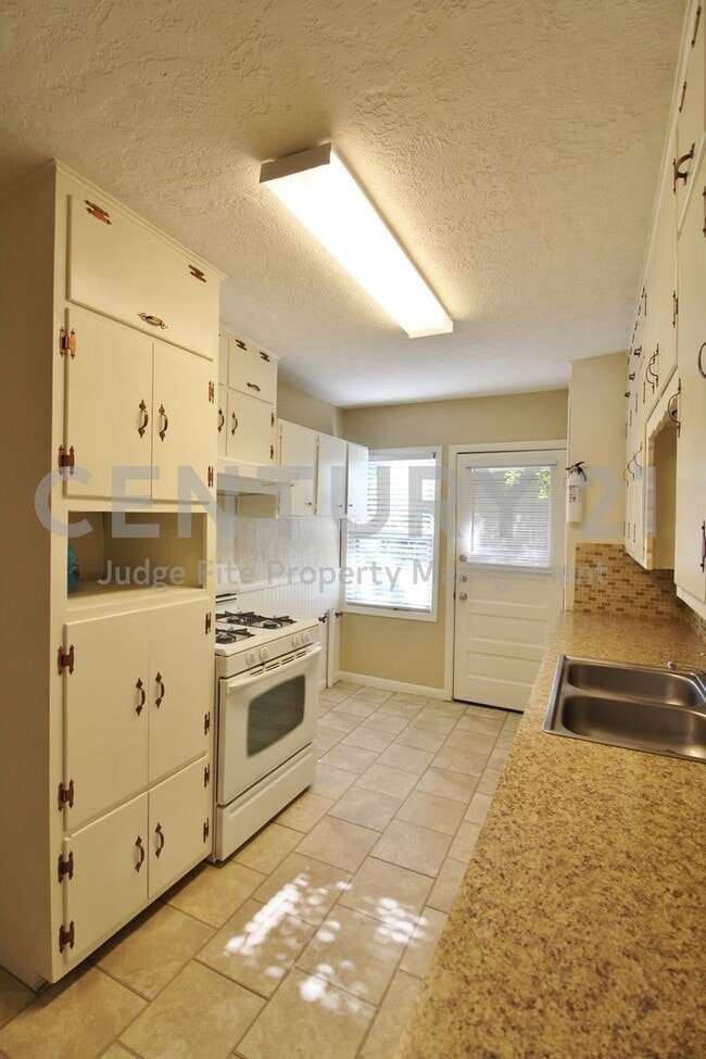 Building Photo - Charming 3/1/1 in Castleberry ISD For Rent!
