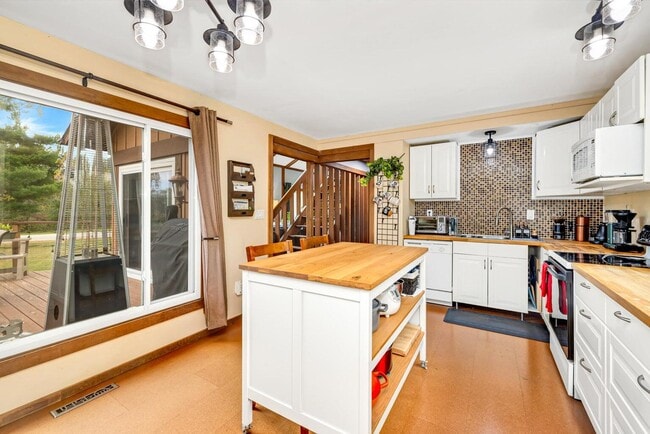 Building Photo - 4400 Valley Rd